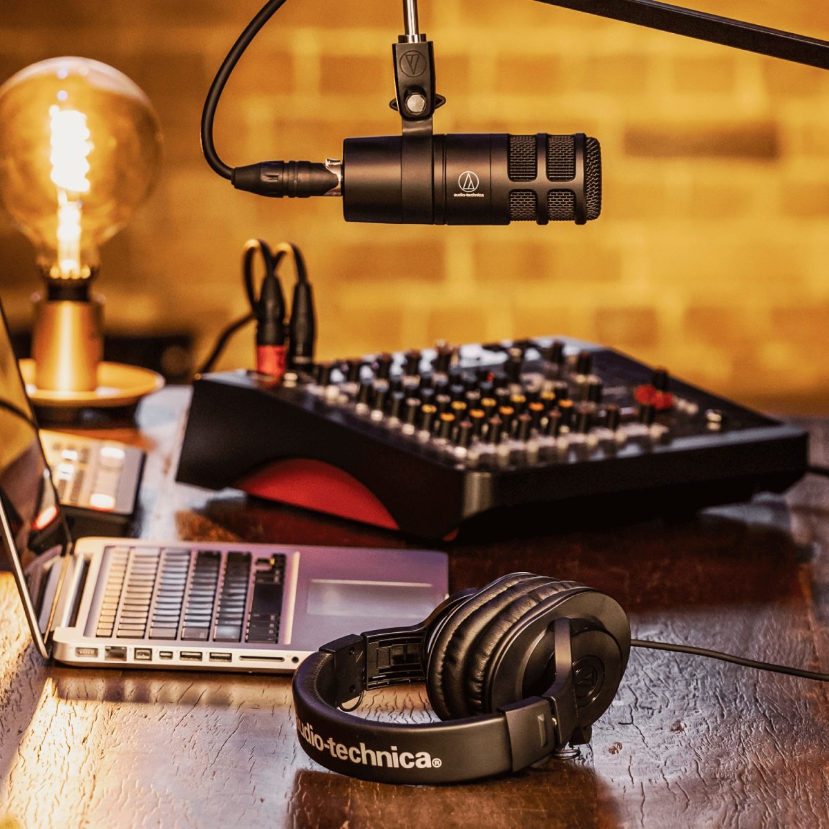 Audio Technica - AT2040 - Hypercardioid Dynamic Podcast Microphone Set
