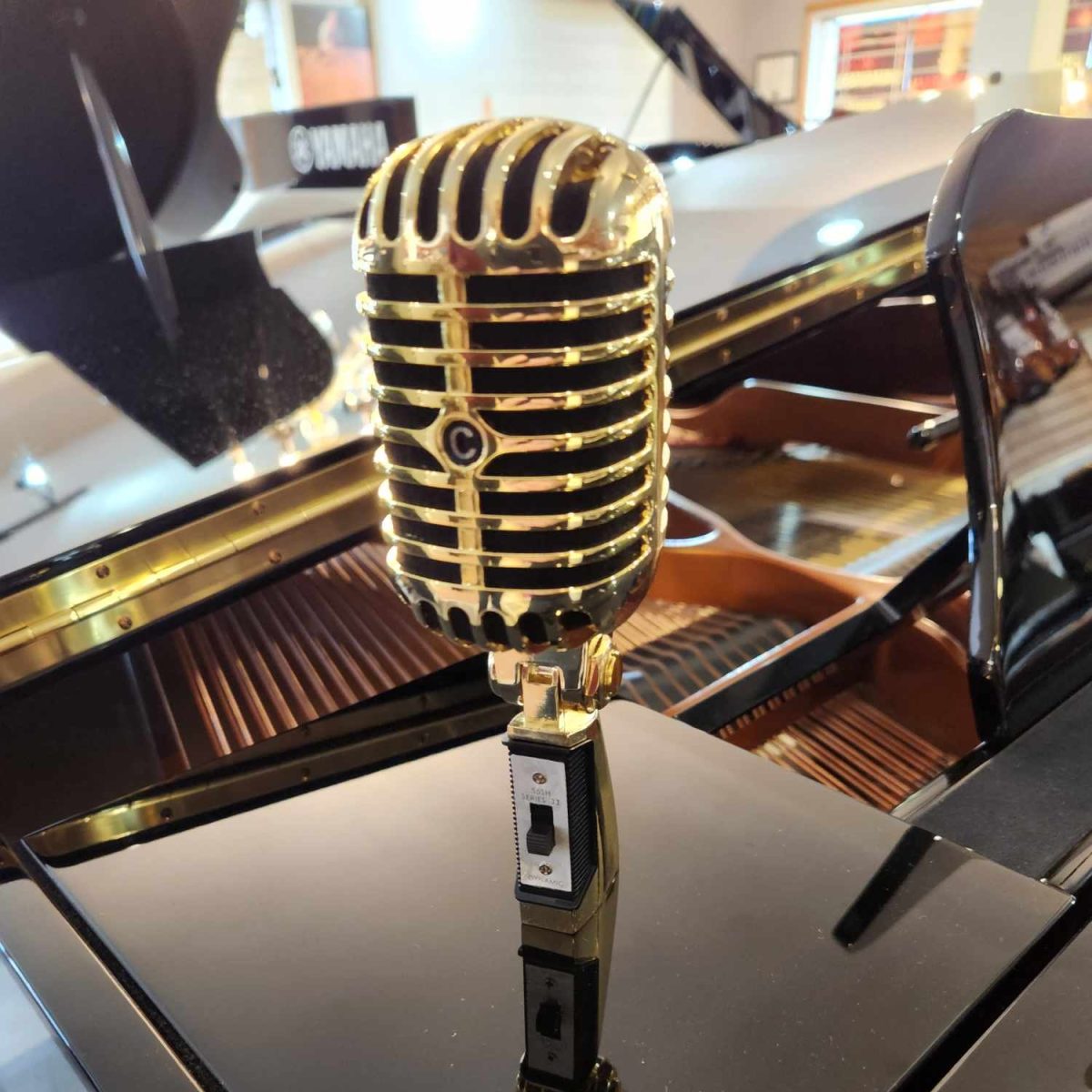 Music 8 - Classic Gold Microphone