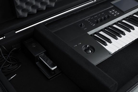 Gator - Molded 76-Note Keyboard Case with Wheels #GTSA-KEY76
