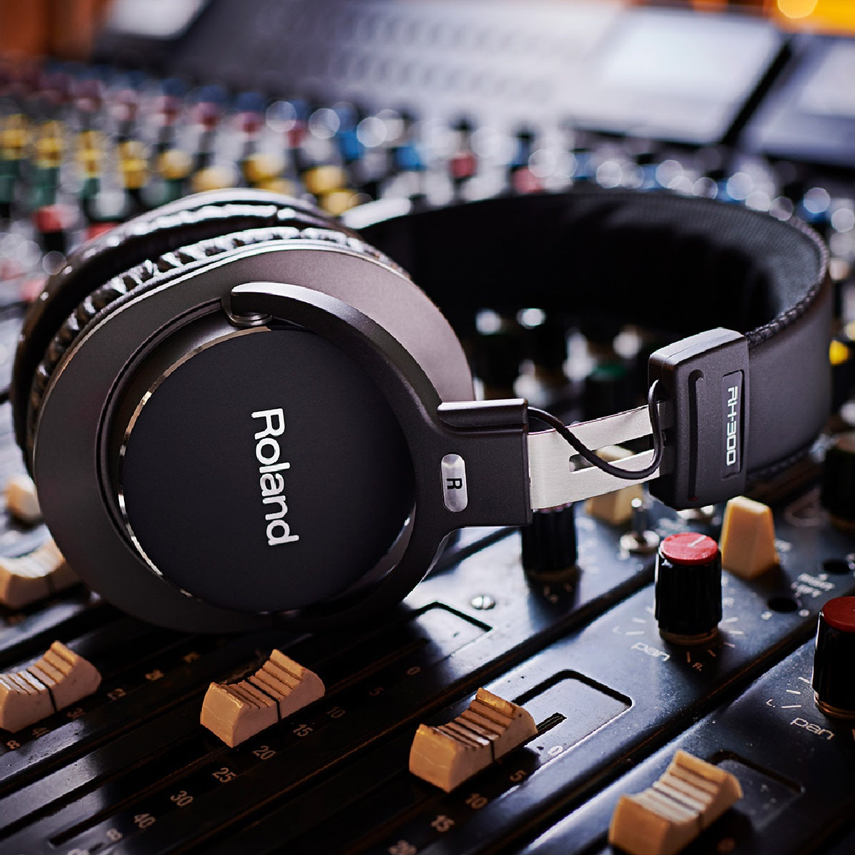 Roland - RH-300 Monitor Headphones Detail