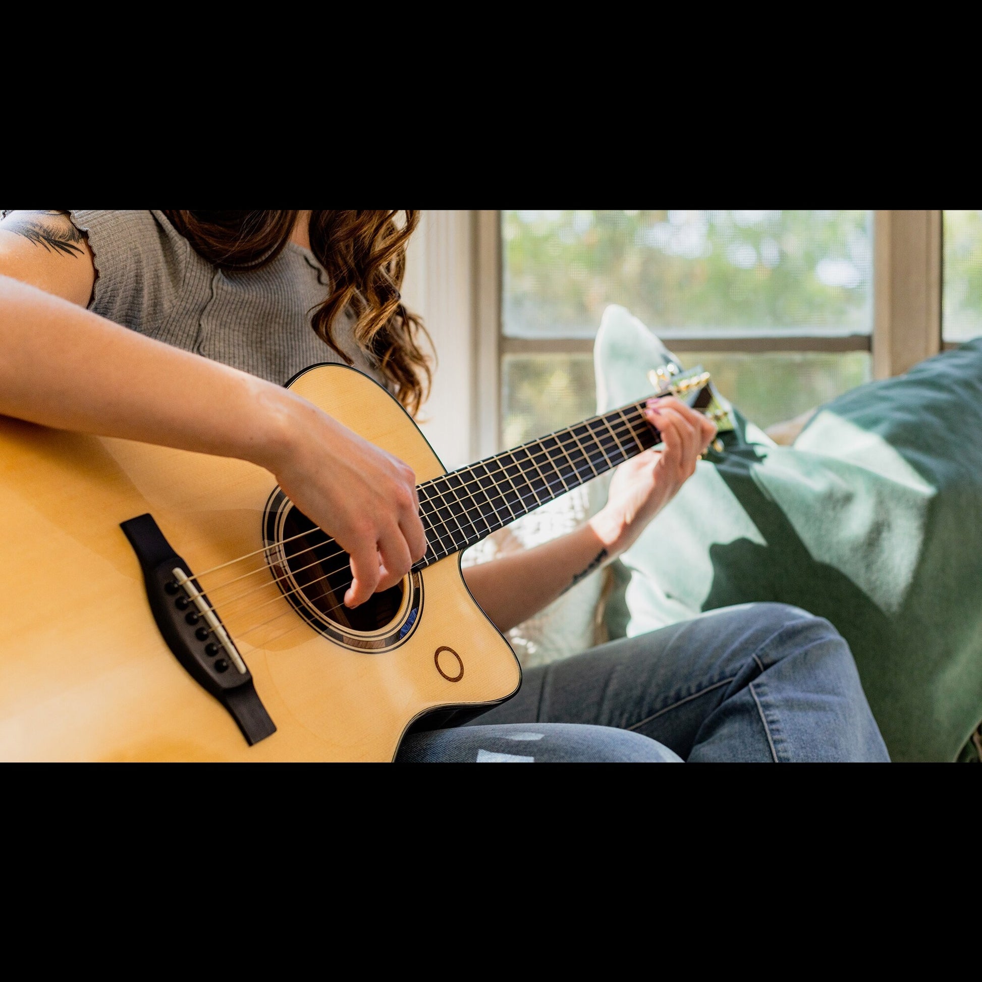 Yamaha - TAG3 C Natural TransAcoustic Dreadnought Cutaway